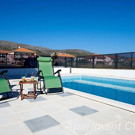 Luxury Apartment Charm With Pool โตรกีร์ ภายนอก รูปภาพ