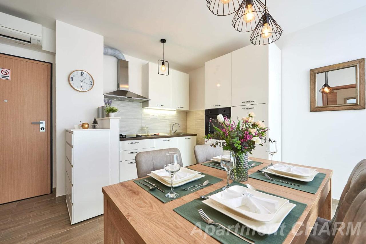 Luxury Apartment Charm With Pool โตรกีร์ ภายนอก รูปภาพ