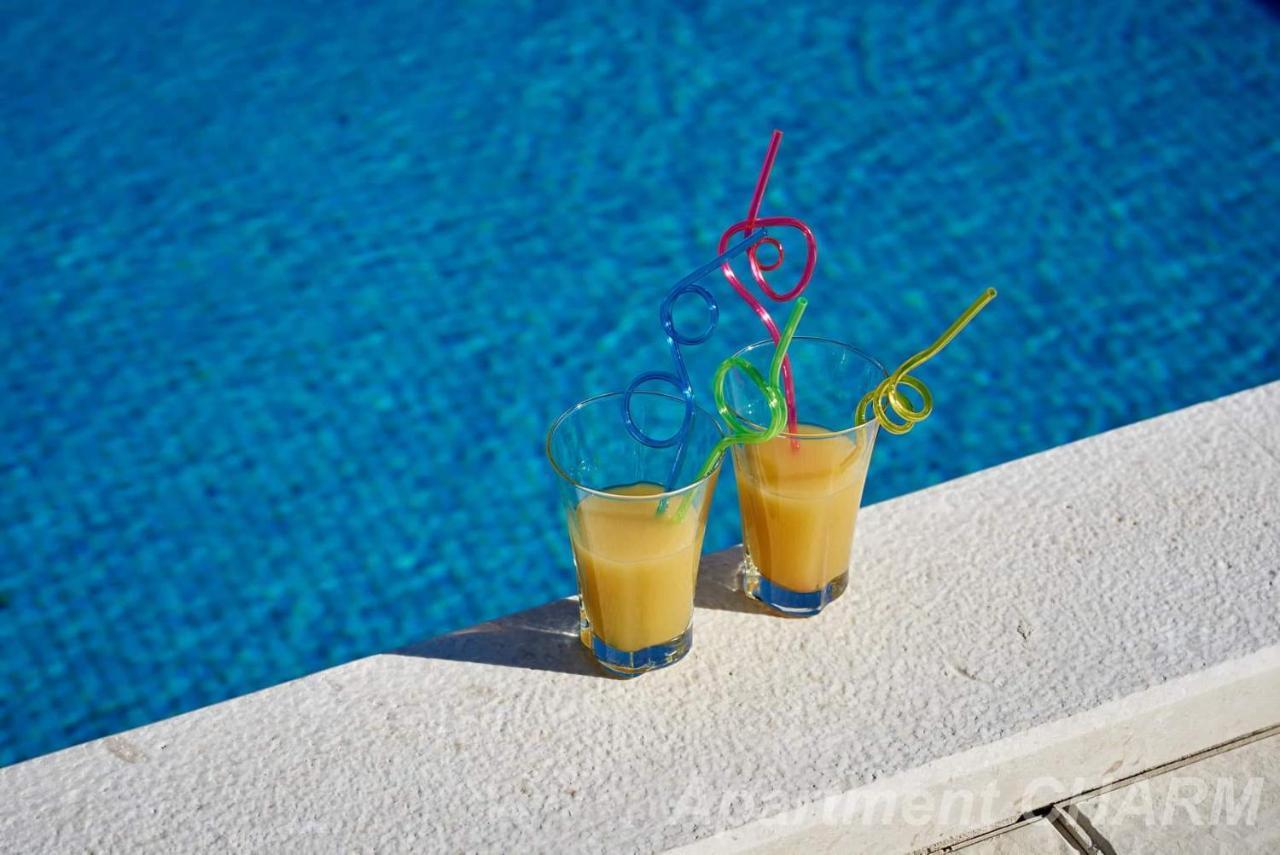 Luxury Apartment Charm With Pool โตรกีร์ ภายนอก รูปภาพ