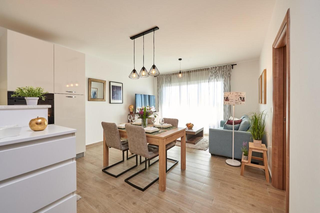 Luxury Apartment Charm With Pool โตรกีร์ ภายนอก รูปภาพ