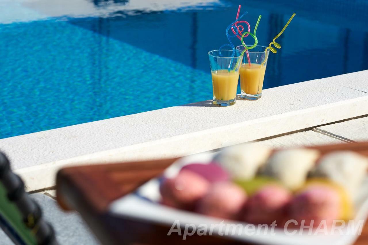 Luxury Apartment Charm With Pool โตรกีร์ ภายนอก รูปภาพ