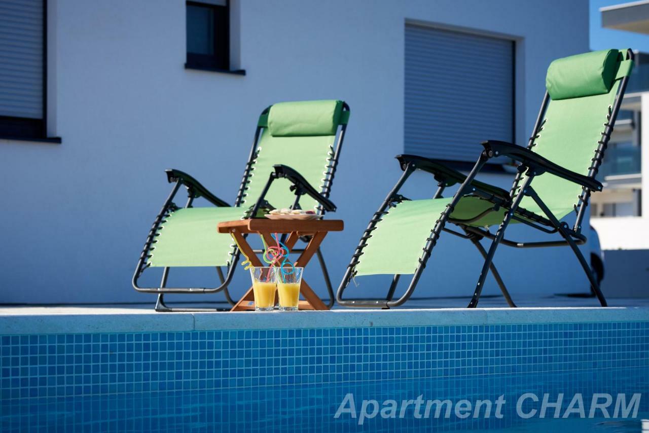 Luxury Apartment Charm With Pool โตรกีร์ ภายนอก รูปภาพ