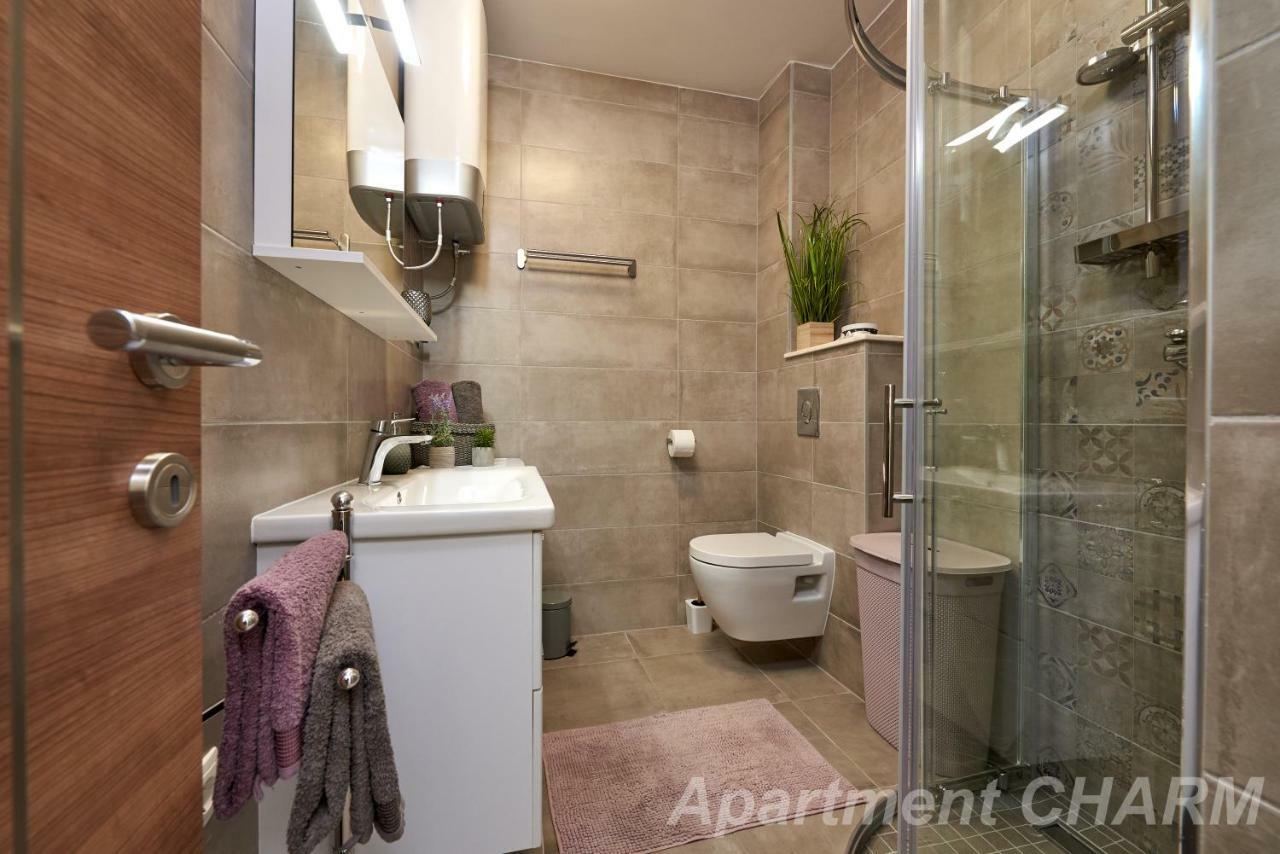 Luxury Apartment Charm With Pool โตรกีร์ ภายนอก รูปภาพ
