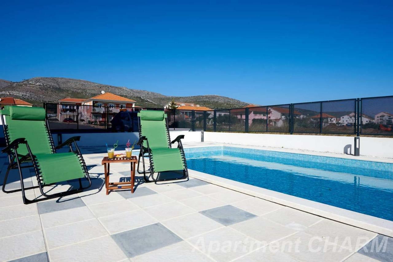 Luxury Apartment Charm With Pool โตรกีร์ ภายนอก รูปภาพ