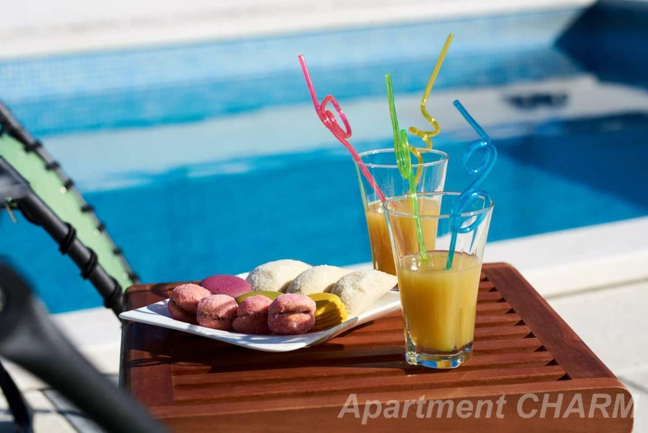 Luxury Apartment Charm With Pool โตรกีร์ ภายนอก รูปภาพ